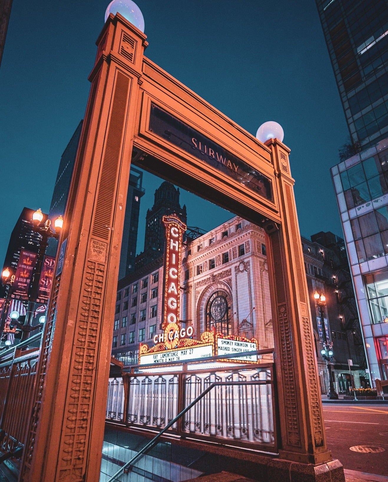 CHICAGO THEATER SUBWAY STATION