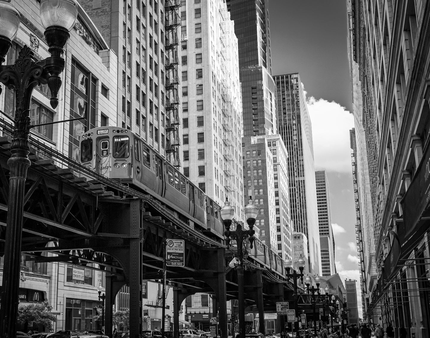 BLACK AND WHITE CHICAGO TRAIN DOWNTOWN